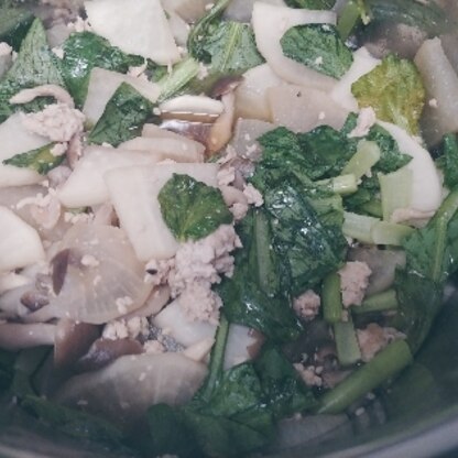 小松菜としめじを追加しました。断熱効果の高い鍋なのでじっくり味を染み込ませますよ‼